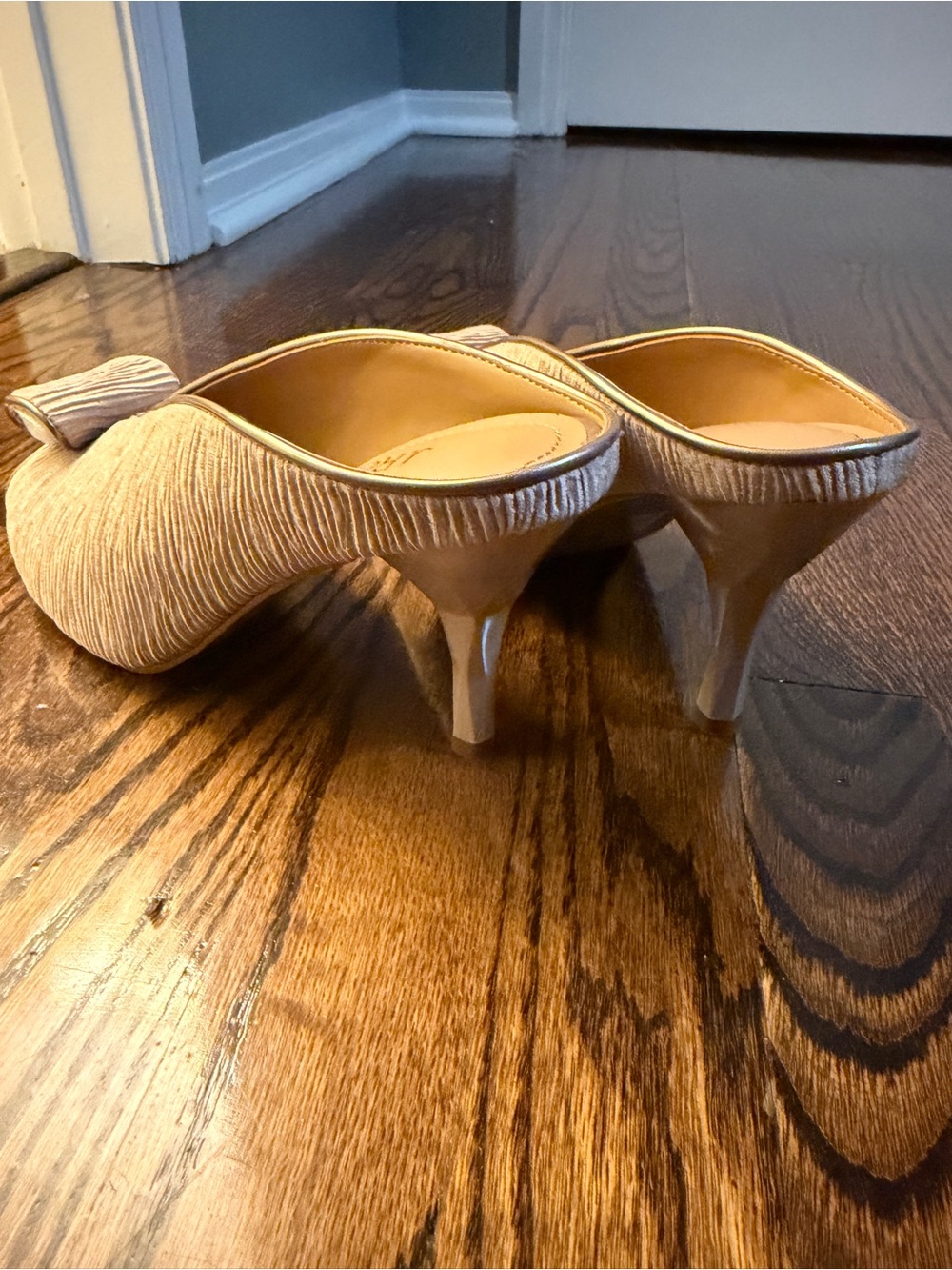 J.Renee Beige Textured Open-Toe Mule Heels with Bow Accent 9.5 W. Comfortable! - Picture 4 of 6